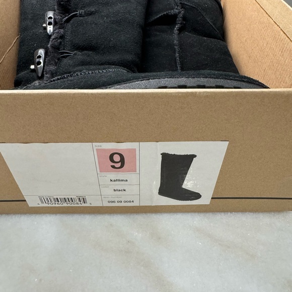 Micheal kors boots 2 inch heel - Picture 7 of 7